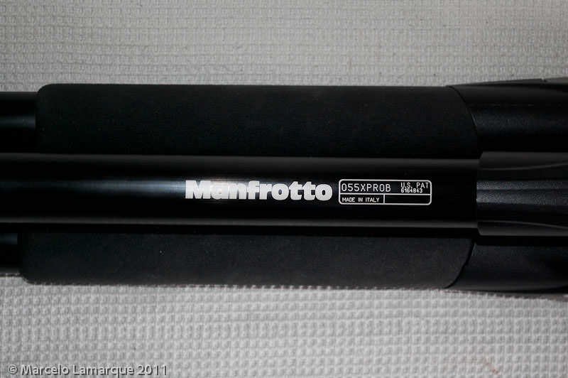Detalle de marca y agarraderas Manfrotto 055XPROB